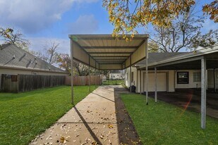 214 E 1st St in Deer Park, TX - Building Photo