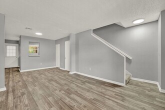 225 Whispering Oaks Ct in Orange City, FL - Building Photo - Building Photo
