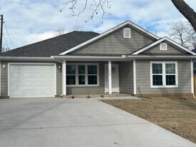 1989 W Bond St in Denison, TX - Building Photo