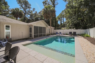 16 Pelican St in Hilton Head Island, SC - Foto de edificio - Building Photo
