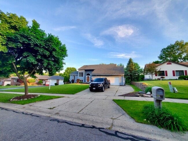 2630 Glencairin Dr NW in Grand Rapids, MI - Building Photo - Building Photo