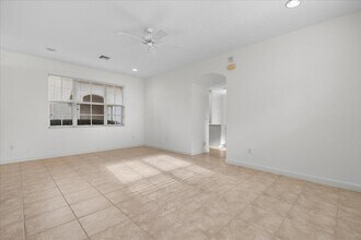 556 Tomahawk Ct in Palm Beach Gardens, FL - Foto de edificio - Building Photo