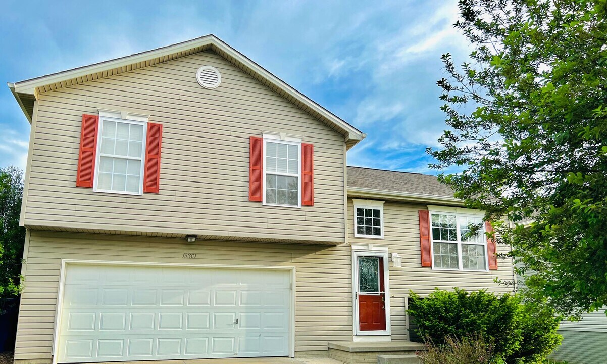 15301 Davidson St in Bennington, NE - Building Photo