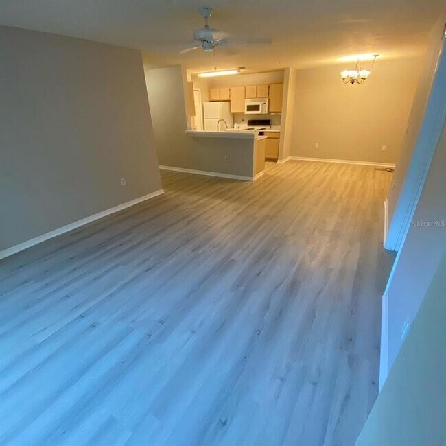 5455 Vineland Rd, Unit 3108 in Orlando, FL - Foto de edificio - Building Photo