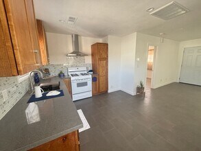 45025 10th St W in Lancaster, CA - Building Photo - Building Photo