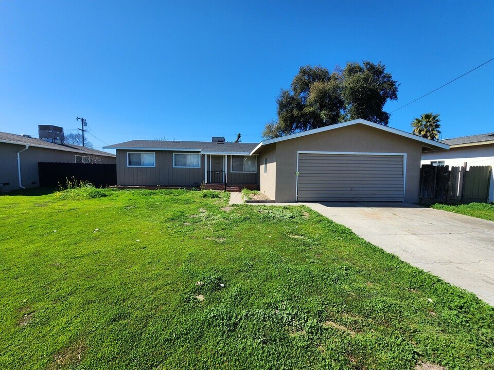 1941 Sydney Ave in Newman, CA - Building Photo