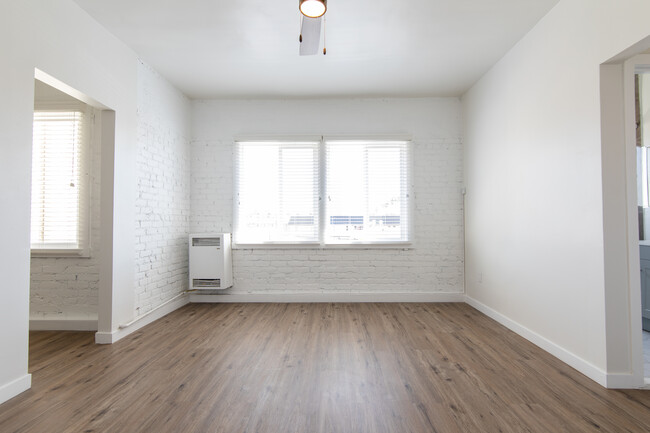 Charming Apartment with Urban Convenience ... in Los Angeles, CA - Building Photo - Building Photo