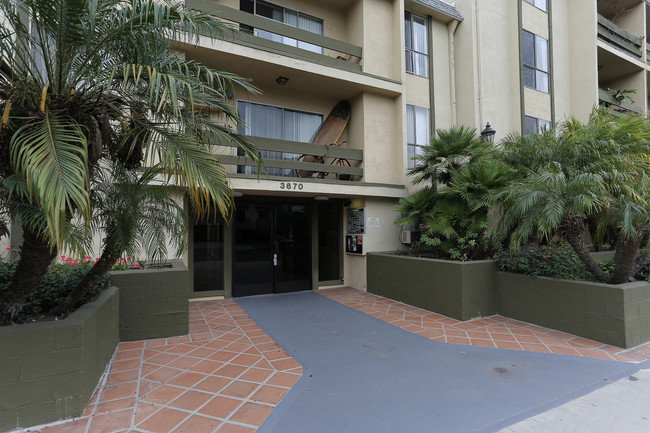 Sun Dial Glendon in Los Angeles, CA - Building Photo - Building Photo