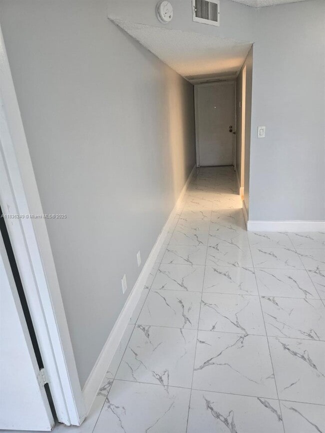 8040 N Colony Cir in Tamarac, FL - Building Photo - Building Photo