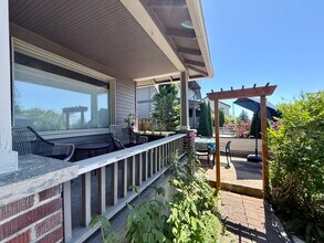 8202 41st Ave SW in Seattle, WA - Building Photo - Building Photo