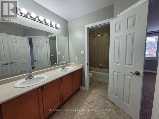 5150 Doubletree Dr in Mississauga, ON - Building Photo - Building Photo