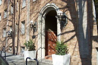 Metropolitan Apartments in Portland, OR - Building Photo - Building Photo