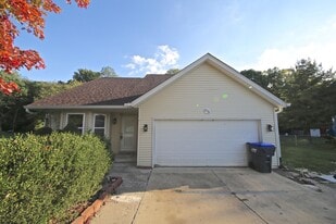 876 Meadowlands Dr in Ellettsville, IN - Building Photo