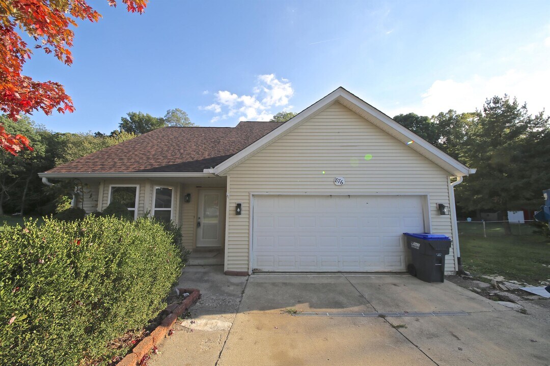 876 Meadowlands Dr in Ellettsville, IN - Building Photo