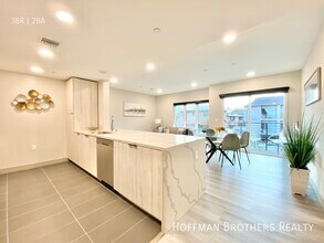 1530 Brockton Ave in Los Angeles, CA - Building Photo - Building Photo