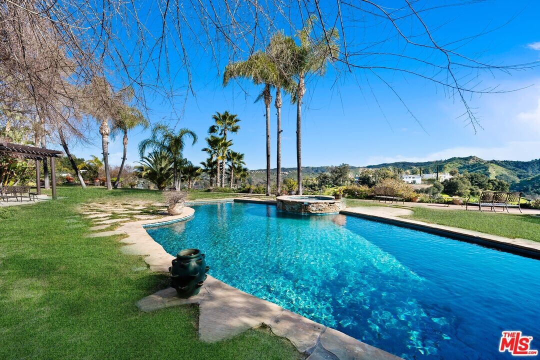 23318 Park Colombo in Calabasas, CA - Building Photo