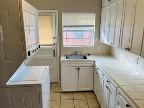 6235 St Moritz Ave in Dallas, TX - Building Photo - Building Photo