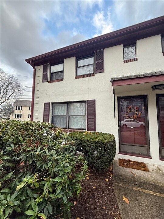 2 Frazer Rd in Arlington, MA - Building Photo