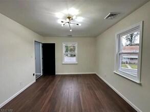 7 Edgewood Ter in South Bound Brook, NJ - Foto de edificio - Building Photo