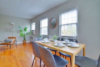 1420 W Abingdon Dr in Alexandria, VA - Building Photo - Building Photo