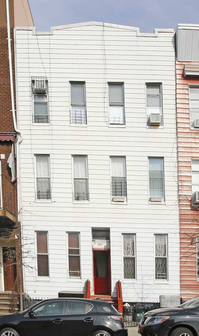 157 Lorimer St in Brooklyn, NY - Building Photo - Building Photo