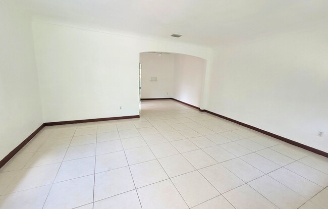 1429 NE 147th St in Miami, FL - Foto de edificio - Building Photo
