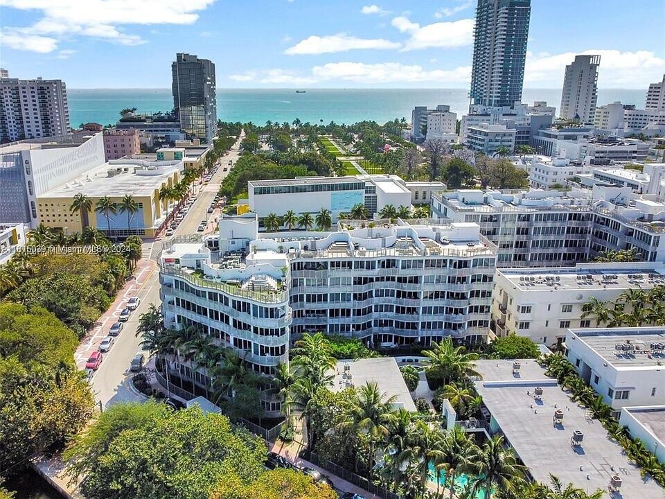 2155 Washington Ct, Unit 308 in Miami Beach, FL - Building Photo