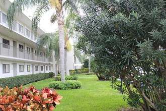 5574 Witney Dr-Unit -102 in Delray Beach, FL - Building Photo - Building Photo