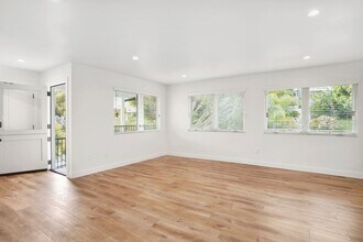 320 Catalina Dr in Newport Beach, CA - Building Photo - Building Photo