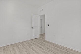 548 Knapp St in Lehigh Acres, FL - Building Photo - Building Photo