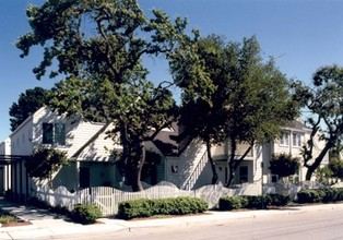 Laureola Oaks in San Carlos, CA - Building Photo - Building Photo