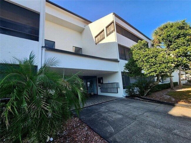 2579 Countryside Blvd in Clearwater, FL - Building Photo - Building Photo