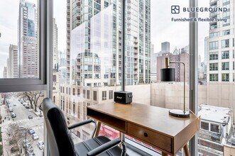 8 E Huron St in Chicago, IL - Building Photo - Building Photo