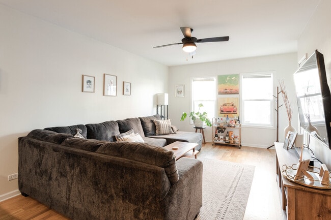 321 W Schiller St in Chicago, IL - Building Photo - Building Photo