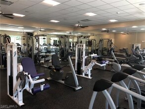 5610 Trailwinds Dr in Ft. Myers, FL - Foto de edificio - Building Photo