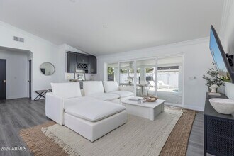 8702 E Clarendon Ave in Scottsdale, AZ - Building Photo - Building Photo