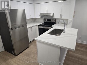 41 Vly Vw Rd in Kitchener, ON - Building Photo - Building Photo