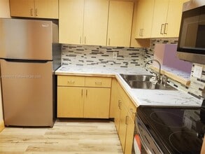 8615 NW 8th St, Unit 321 in Miami, FL - Building Photo - Building Photo