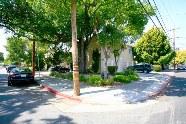 Clinton Apartments in Redwood City, CA - Foto de edificio - Building Photo