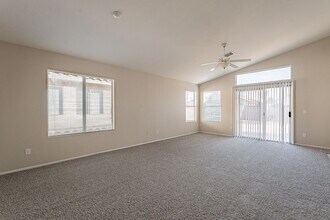 10527 W Windsor Blvd in Glendale, AZ - Foto de edificio - Building Photo