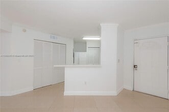 6292 NW 186th St, Unit 304 in Hialeah, FL - Foto de edificio - Building Photo