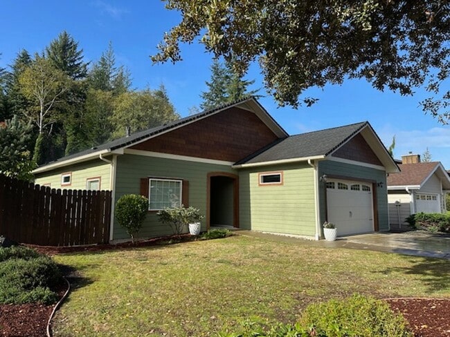 2110 Timberline Dr in Coos Bay, OR - Building Photo - Building Photo
