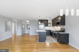 1300 S Arlington Ridge Rd in Arlington, VA - Building Photo - Building Photo