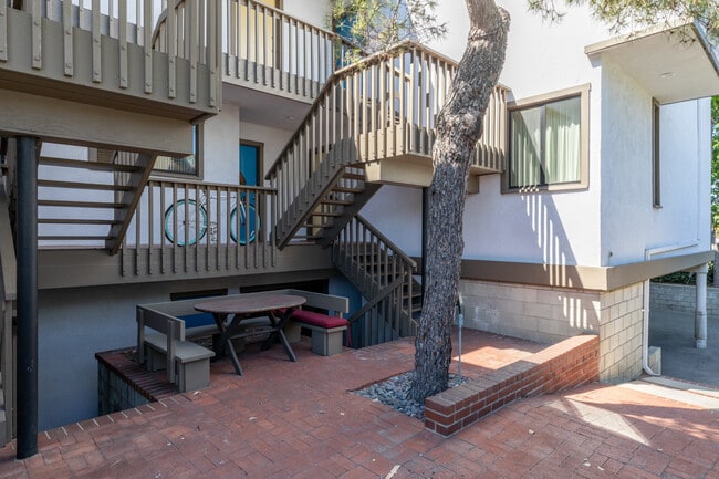 2807 Highland Ave, Unit #1 in Santa Monica, CA - Building Photo - Building Photo