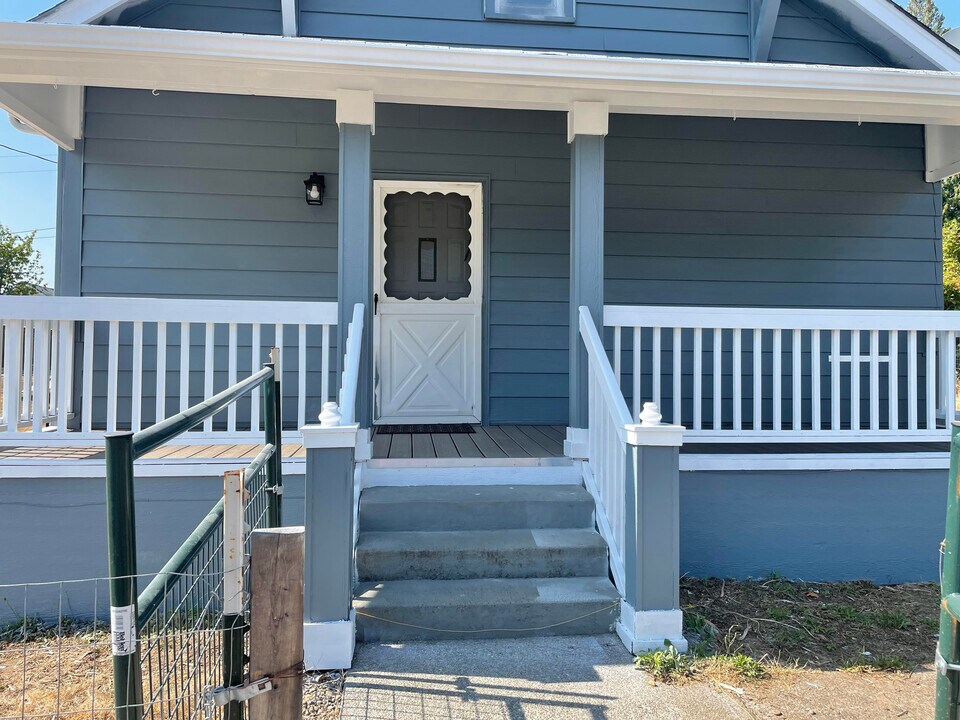 219 2nd Ave NE in Napavine, WA - Building Photo