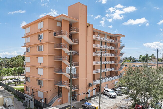 Gulstream of Lake Worth in Lake Worth, FL - Building Photo - Primary Photo