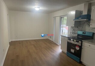 239 Andrea Cir NW in Lilburn, GA - Foto de edificio - Building Photo