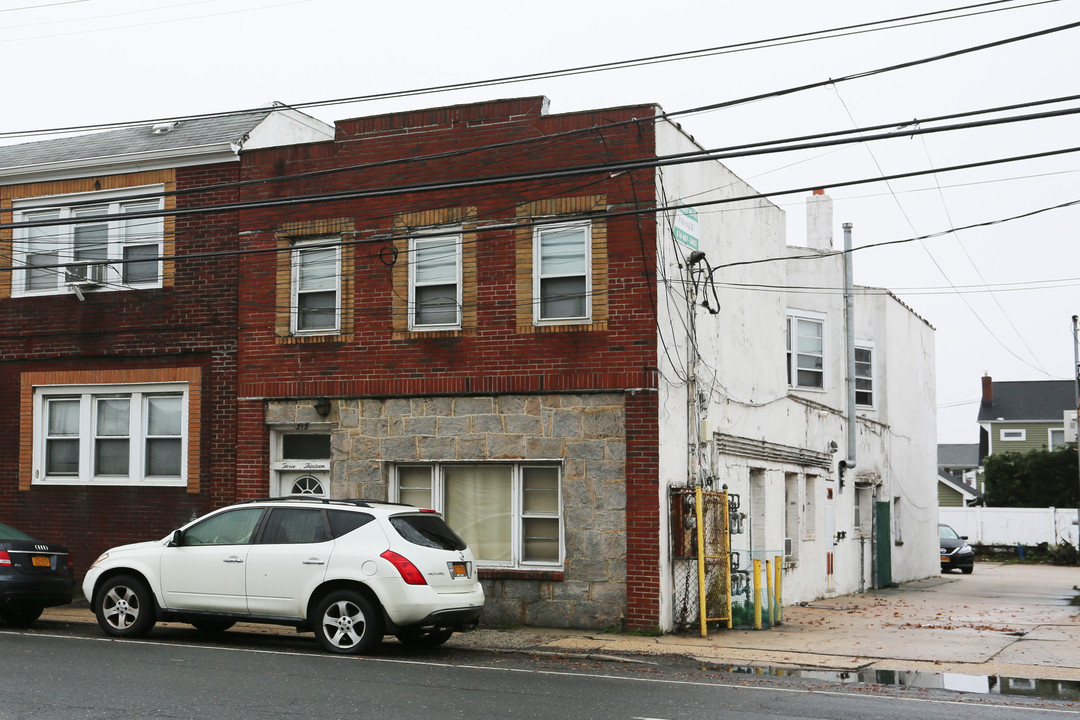 313 Atlantic Ave in Oceanside, NY - Building Photo