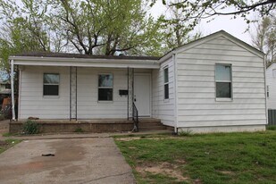 305 W Lilac Ln in Midwest City, OK - Building Photo