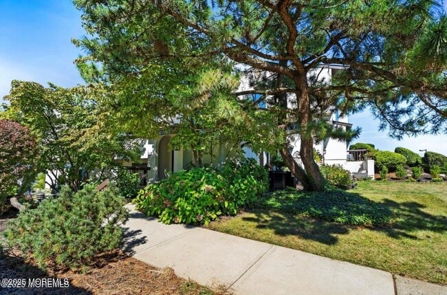 85 Tower Hill Dr in Red Bank, NJ - Building Photo - Building Photo